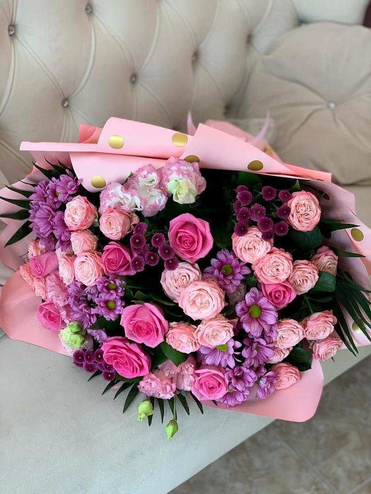 Букет цветов из: Хризантемы, Розы и Лизиантусы в Хасавюрте