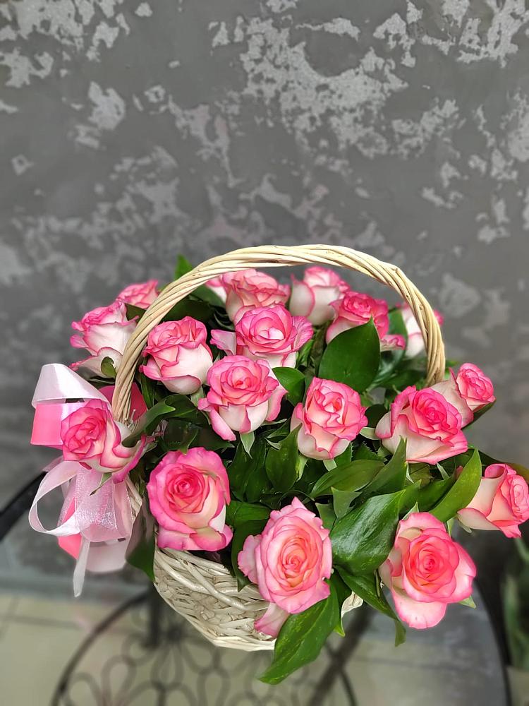 Цветочная композиция из Розы в корзине в Хасавюрте