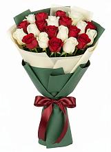 Букет Микс из красных и белых роз в Хасавюрте