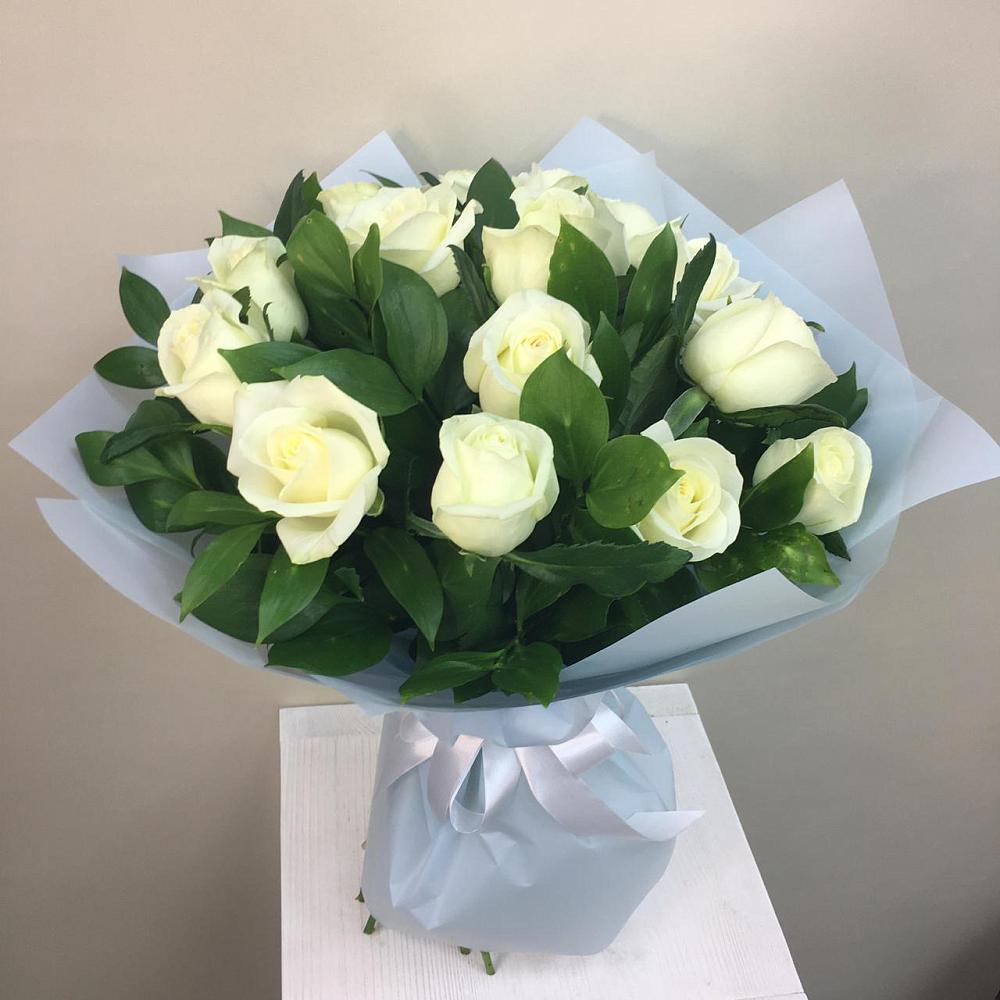 Букет 15 Белых роз Проуд в Хасавюрте