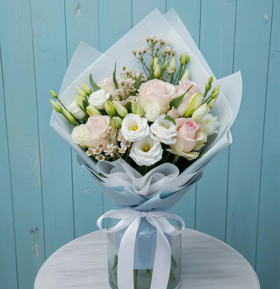 Букет цветов из: Розы и Лизиантусы в Хасавюрте