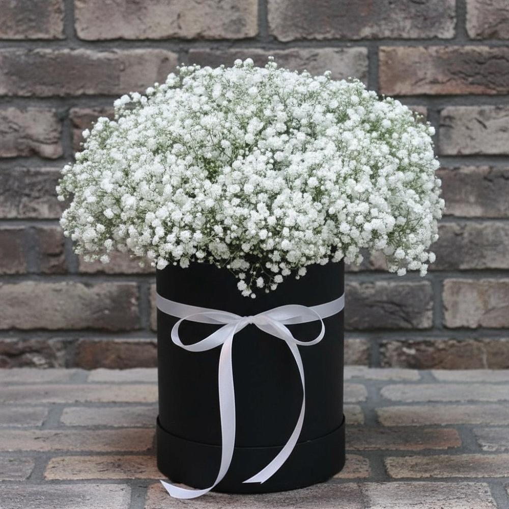 Цветочная композиция из Гипсофила в шляпной коробке в Хасавюрте