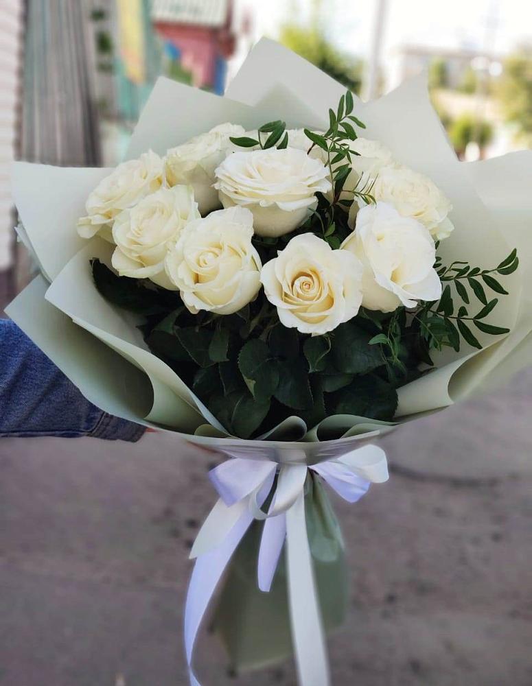 Букет Белые розы Проуд в Хасавюрте