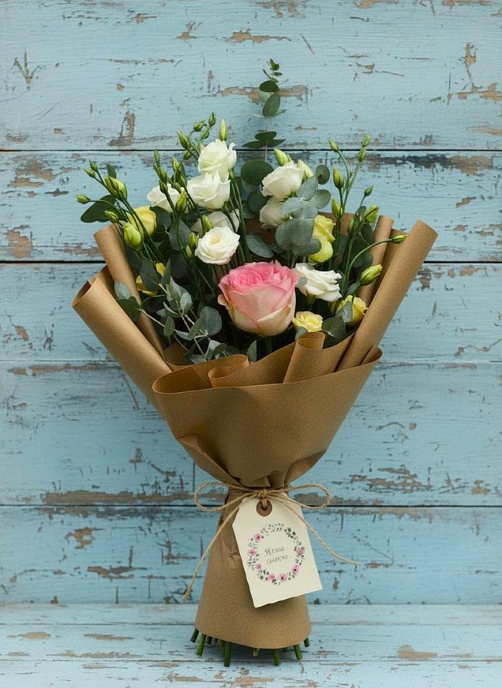 Букет цветов из: Розы и Лизиантусы в Хасавюрте