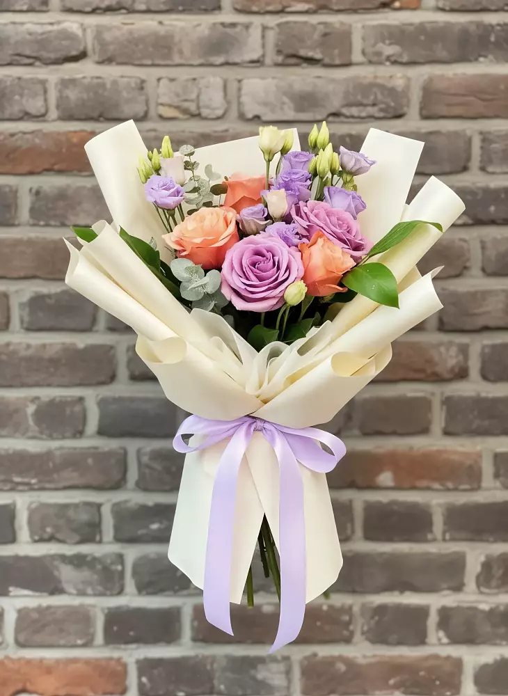 Букет цветов из: Лизиантусы и Розы в Хасавюрте