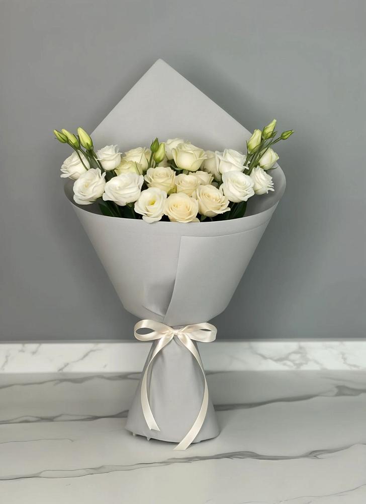 Букет цветов из: Розы и Лизиантусы в Хасавюрте