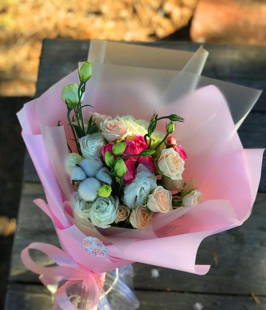 Букет цветов из: Розы и Лизиантусы в Хасавюрте