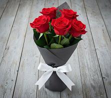 Букет 5 Красных роз Эдлесс Лав в Хасавюрте