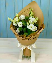 Букет цветов из:  Хризантемы и Лизиантусы в Хасавюрте