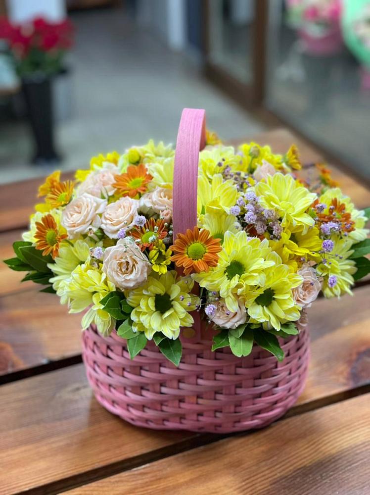 Цветочная композиция из Хризантемы и Розы в корзине в Хасавюрте