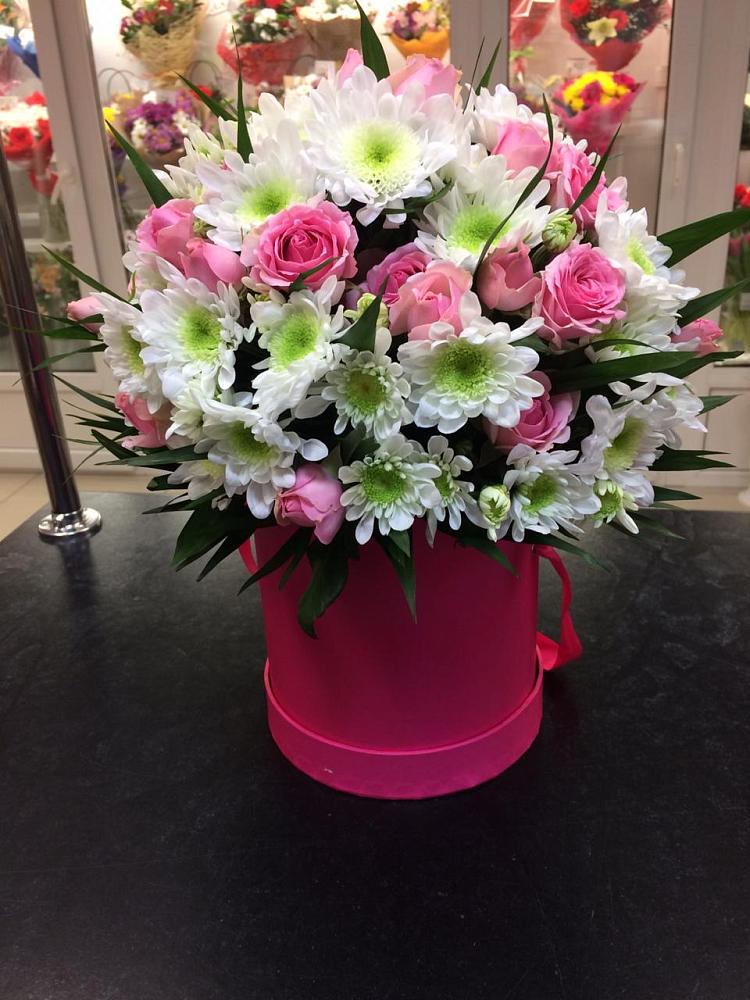 Цветочная композиция из Розы и Хризантемы в шляпной коробке в Хасавюрте