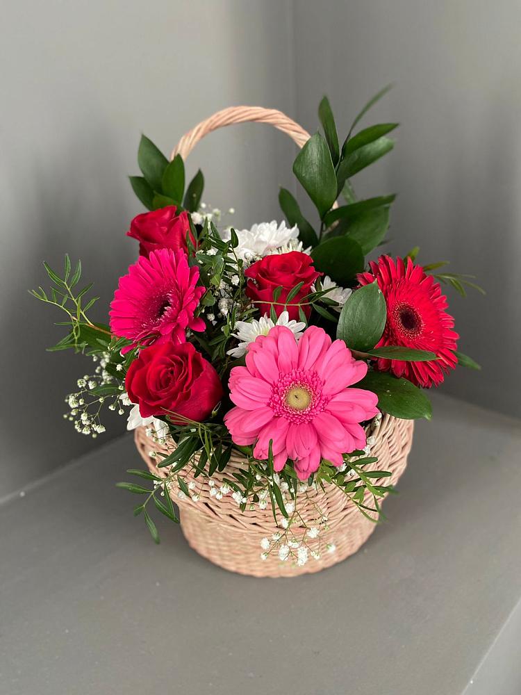 Цветочная композиция из Розы, Хризантемы и Герберы в корзине в Хасавюрте