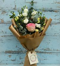 Букет цветов из:  Розы и Лизиантусы в Хасавюрте