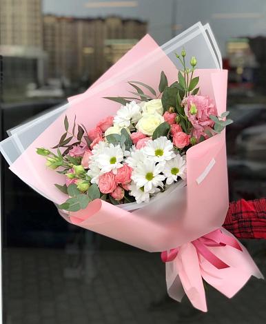 Букет цветов из: Розы, Лизиантусы и Хризантемы в Хасавюрте