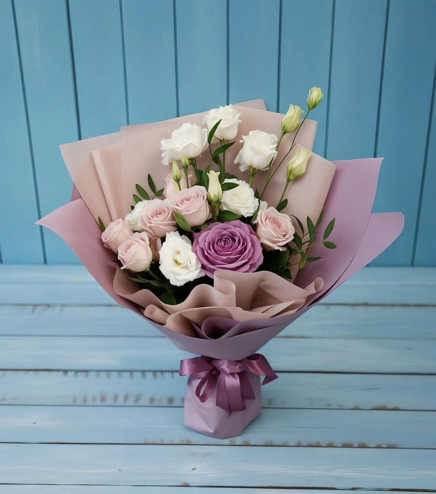 Букет цветов из: Розы и Лизиантусы в Хасавюрте